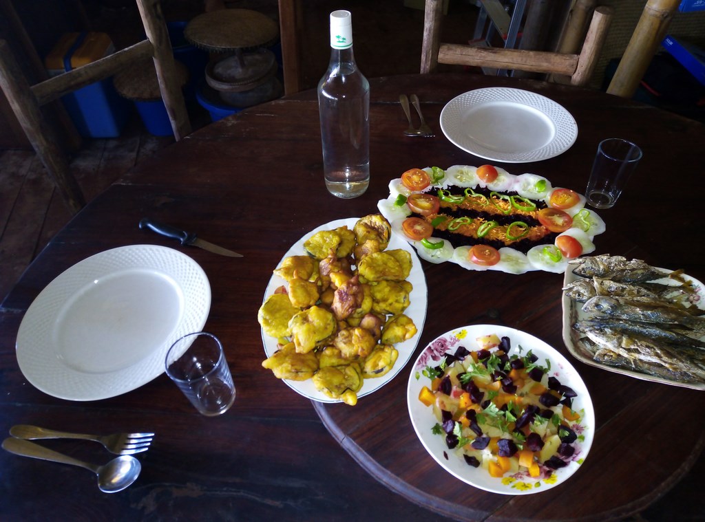 Ankas, beignes d'aubergines, crudités et fritures 1