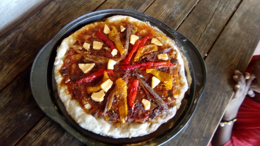 pizza tomates, oignons, poivrons, poissons séchés, fromage