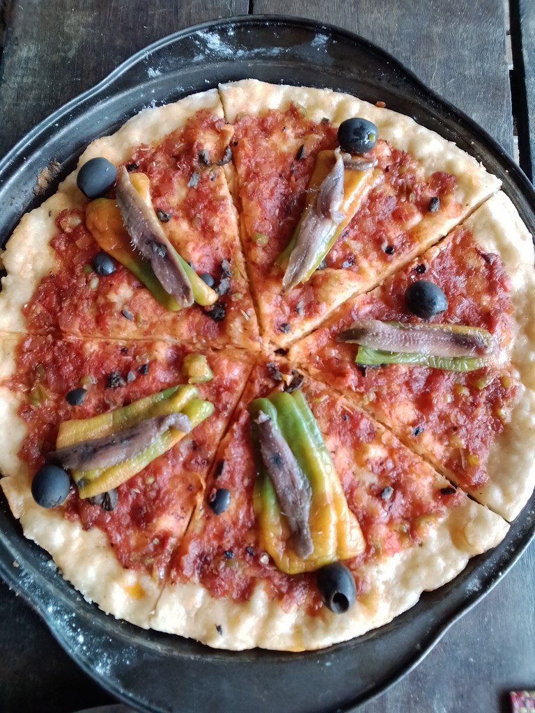 Pizza tomate poissons séchés olive noire 1