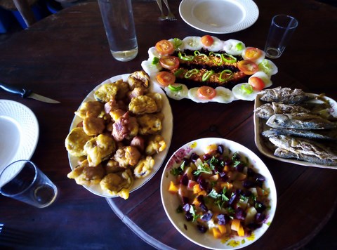 Ankas, beignes d'aubergines, crudités et fritures 2