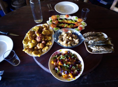 Ankas, beignes d'aubergines, crudités et fritures 3