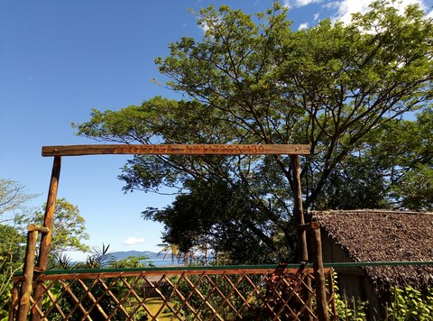 Entrée coté route et maison du gardien