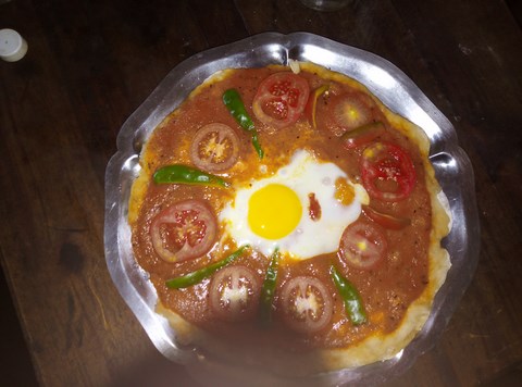 Pizza tomate ognons poivrons oeuf 