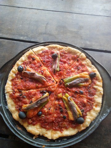 Pizza tomate poissons séchés olive noire 2